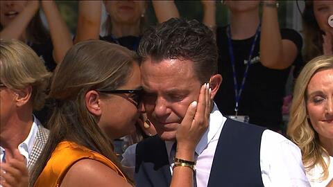 Stefan Mross und seine Partnerin Eva weinen. Die allerletzte Ausgabe von "Immer wieder sonntags" ist zu Ende.