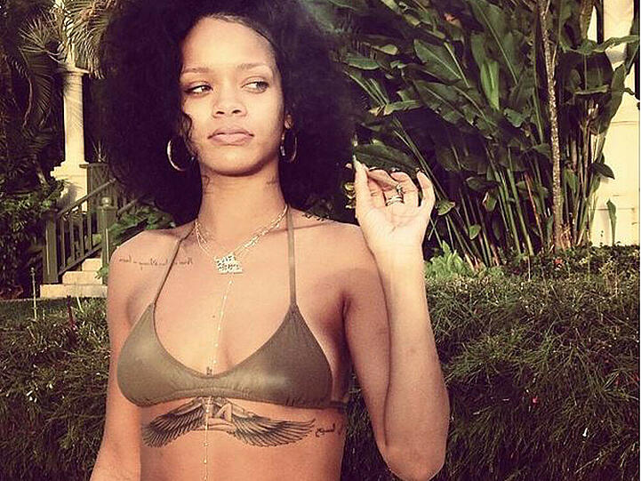 2009 ließ sich Rihanna (27) ihr persönliches Motto "Es gibt kein Versagen, sondern nur Lektionen" unter ihr rechtes Schlüsselbein stechen. Unter ihrer Brust thront Göttin Isis - sie steht für Wiedergeburt und Magie.