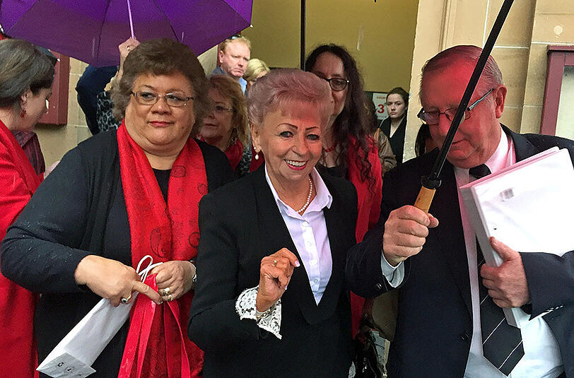 Roseanne Beckett (M) vor dem Gericht: "Ich bin 26 Jahre mit dieser Sache ins Bett gegangen, und 26 Jahre damit aufgewacht."