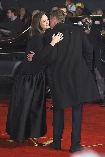 Zärtliche Umarmungen: Brad Pitt und seine Schauspielkollegin Marion Cotillard.