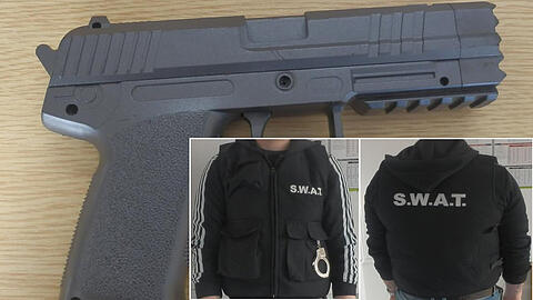 Der vermeintliche "SWAT"-Polizist entpuppte sich als Faschingsgänger. Die Polizei warnt vor der allzu offensichtlichen Zurschaustellung solcher Anscheinswaffen.