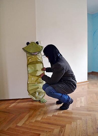 Der Frosch wartet darauf, dass die Kinder von der Schule nach Hause kommen.