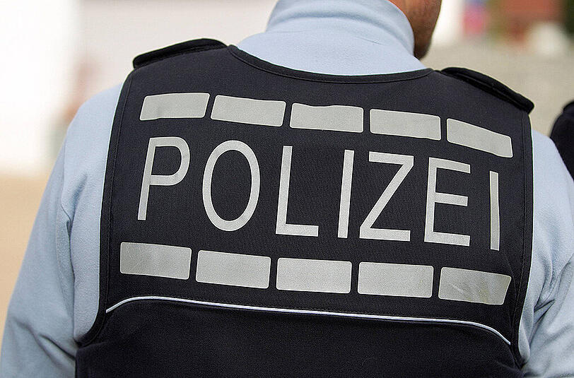 Der unbekannte Dritte flüchtete, der 19-Jährige lief bei seiner Flucht vor ein Auto und wurde verletzt. (Symbolbild)