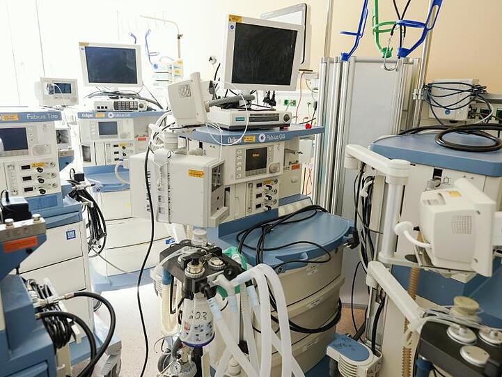 Beatmungsgeräte auf der Intensivstation des Universitätsklinikums. Für die Steuerung der Anlagen per Halbleiter hat Infineon einen Großauftrag erhalten.