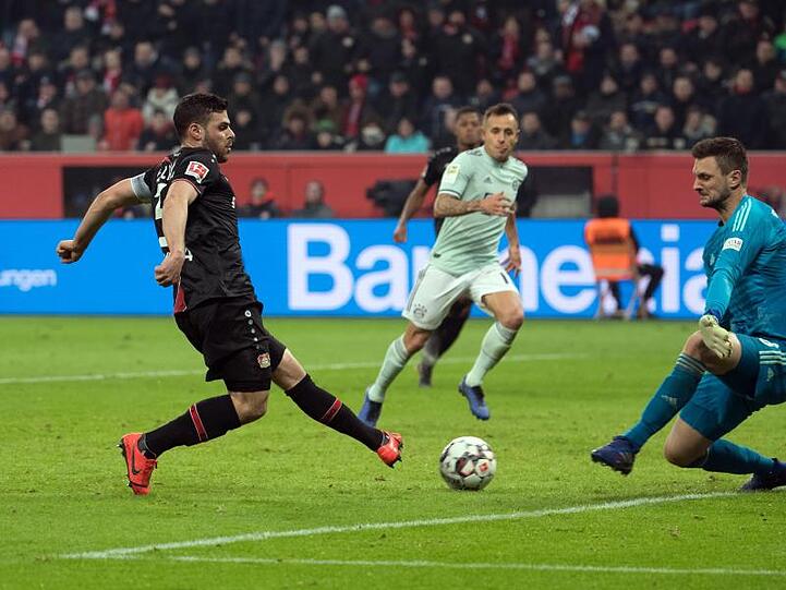 Leverkusens Kevin Volland erzielt das 2:1 an Bayerns Torwart Sven Ulreich vorbei. Foto: Federico Gambarini
