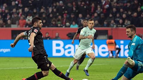 Leverkusens Kevin Volland erzielt das 2:1 an Bayerns Torwart Sven Ulreich vorbei. Foto: Federico Gambarini