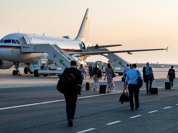 Die Delegationsmitglieder von Bundespräsident Steinmeier steigen in ein Flugzeug der Flugbereitschaft der Bundeswehr.