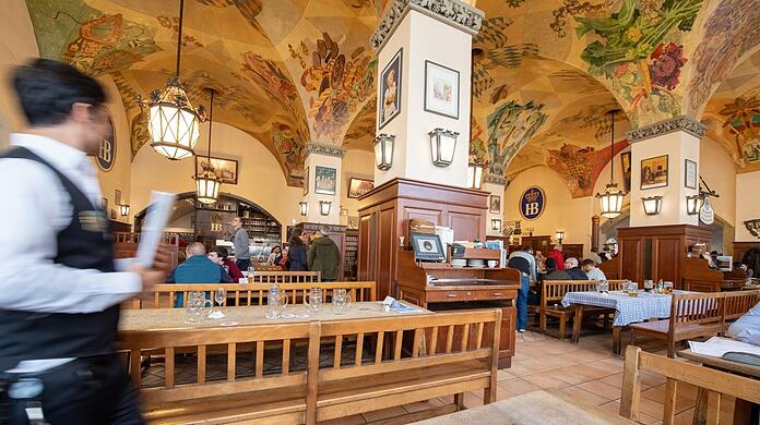 Tische mit Geschichte, davon gibt es einige im Hofbräuhaus.