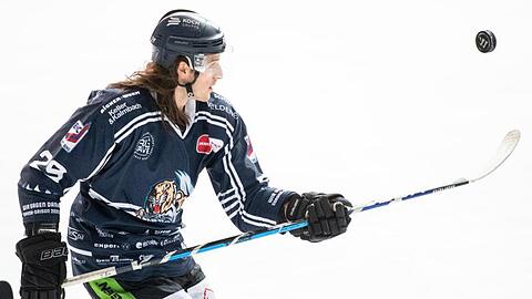 Mitchell Heard von Straubing wärmt sich vor einem Spiel auf.