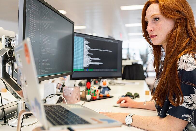 Lernmethode bei unison: Code lesen zu können ist genauso wichtig wie guten Code zu schreiben. Sie wechseln sich ich mit anderen Kursteilnehmern ab und schreiben oder vervollständigst Code von Anderen.