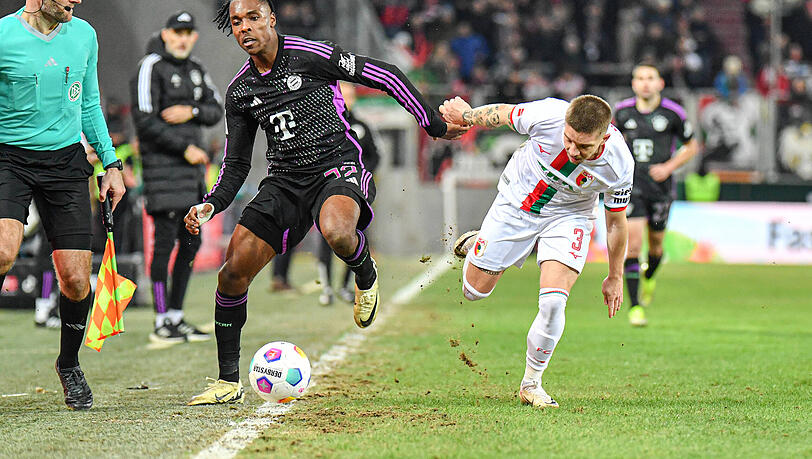 Da fliegen die Rasenfetzen. Der FC Bayern gewinnt auf Augsburger "Acker" mit 3:2 Da fliegen die Rasenfetzen. Der FC Bayern gewinnt auf Augsburger "Acker" mit 3:2