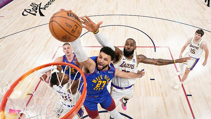 Nuggets-Guard Jamal Murray (M.) steigt zum Dunk hoch.