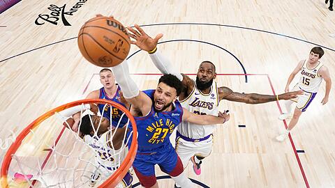Nuggets-Guard Jamal Murray (M.) steigt zum Dunk hoch.