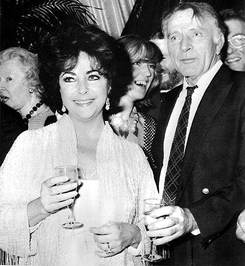 ...Richard Burton. In aller Öffentlichkeit lebten die beiden zunächst eine große Romanze, später eine Hassliebe, die schließlich zwei Scheidungen nach sich zog. Verheiratet waren sie von 1964 bis 1974 und von 1975 bis 1976. Gemeinsam adoptierten sie ihre Tochter Maria - das Adoptionsverfahren hatte Elizabeth eingeleitet, als sie noch mit Eddie verheiratet war. Ihr Liebe hatte schließlich ein Ende...