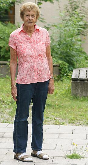 Agathe Kopp (76), ehrenamtliche Helferin im Alten-Service-Zentrum: "Einsam bin ich überhaupt nicht. Ich bin sehr viel unterwegs &ndash; auch wenn mein Mann leider nicht mehr lebt. Mit Bekannten &ndash; auch alle Singles &ndash; gehe ich zum Beispiel gern ins Kino, auf einen Schoppen Wein oder auch mal wandern. Nach 47 Jahren Ehe muss man auch so aktiv sein. Denn wer rastet, der rostet. An dem Sprichwort ist ja leider viel Wahres dran. Also stehe ich morgens auf, frühstücke und gehe gleich ins Service-Zentrum. Hier arbeite ich den ganzen Tag, mache die Wäsche und den Einkauf, bin für die Küche zuständig. Da kommt immer einiges zusammen. Aber ich habe viel Kraft, selbst nach so einem Tag bin ich abends nicht erschöpft, treffe noch meinen Enkel. Irgendwas ist immer. Für Singles bietet München sehr viel, was andere Großstädte nicht unbedingt haben. Trotz all der Ablenkung vermisse ich meinen Mann aber sehr. In Sachen neue Beziehung geht deshalb auch nichts. Ich habe mir nun mein eigenes Leben aufgebaut, brauche keinen Mann. Das einzige, was ich mir sehr wünsche, ist gesund zu bleiben."