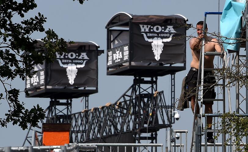 Die Vorbereitungen laufen auf Hochtouren. Am Donnerstag beginnt das legendäre Heavy-Metal-Festival in Wacken - bereits zum 25. Mal. Die ersten Metal-Fans sind auch schon da. Die ersten Bilder von Wacken 2014!