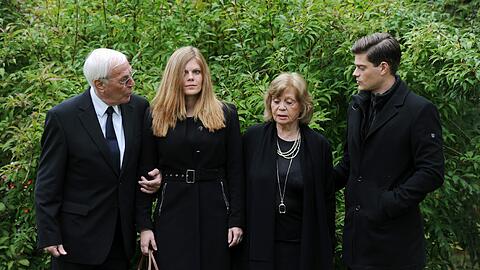 Sie geben ihr Kraft: Gundel Fuchsberger mit Schwager Otmar und den Enkeln Jennifer und Julien-Christopher.