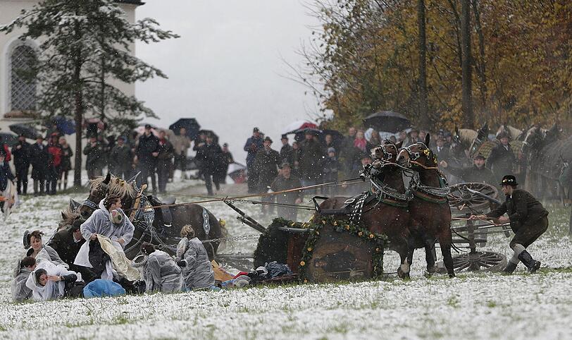 Leonhardiritt: Krasser Unfall bei der traditionellen Leonhardifahrt! Pferde sind im Schnee ausgerutscht und ein Truhenwagen ist umgefallen. Frauen wurden verletzt.