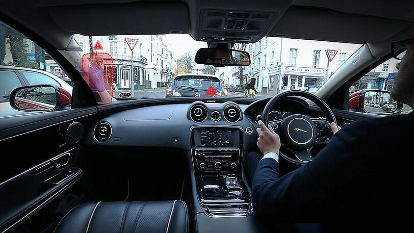 Jaguar Land Rover entwickelt Technologien, die die Dachsäulen des Fahrzeugs dank Kamera transparent erscheinen lassen und bei der Navigation ein virtuelles Vorausfahrzeug in das Head-up-Display einspiegeln. Die Systeme werden &bdquo;360 Virtual Urban Windscreen&ldquo; und &bdquo;Follow-Me Ghost Car Navigation&ldquo; genannt.