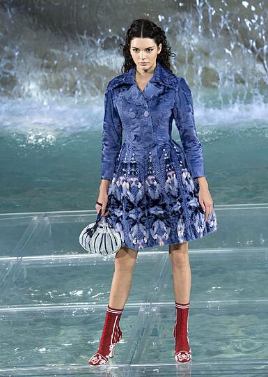 Kendall Jenner durfte für Fendi über diesen besonderen Catwalk laufen