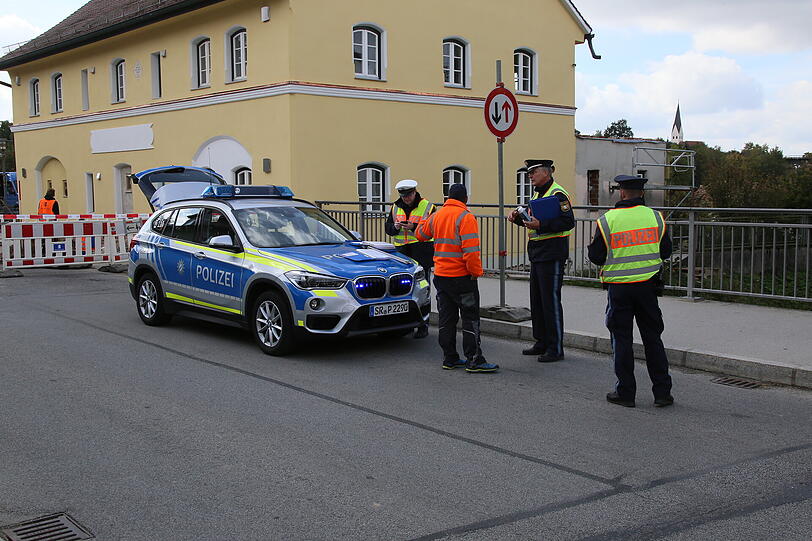 Polizei und Feuerwehr sperrten die Unfallstelle.