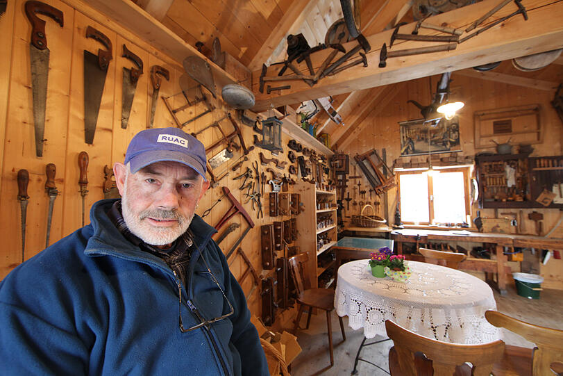 Das kleinste Museum: Josef Kinast (75) in seiner Hütte, in der er Holzbearbeitungswerkzeuge sammelt &ndash; ein echter Geheimtipp.