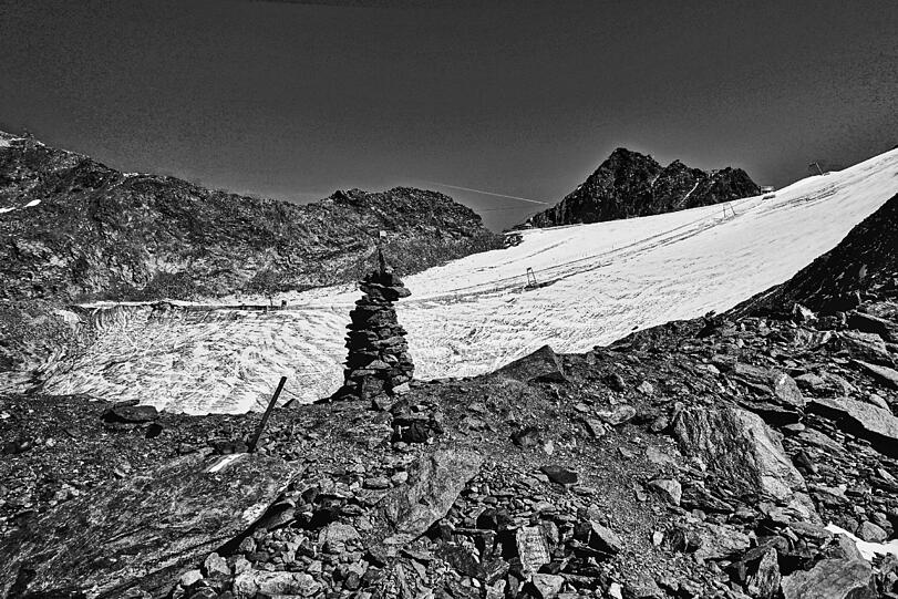 Die Reste des Windacher Ferners am Eisjoch - dem höchsten Punkt des Stubaier Skigebiets.