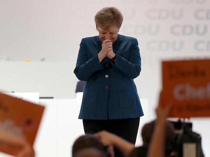 Zum Abschied gab es einen knapp zehn Minuten langen stehenden Applaus für Merkel.