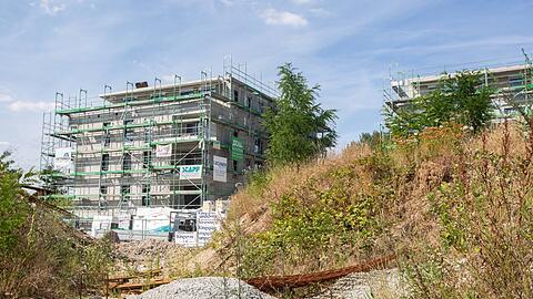 Die Baulandpreise steigen und steigen. Grundstücksbesitzer freuen sich über eine tägliche Wertsteigerung ihrer unbebauten Flächen. Die Grundsteuer C soll auch in Bayern helfen, Wohnraumbedarf schneller zu decken. Doch die Freien Wähler stellen sich dagegen.