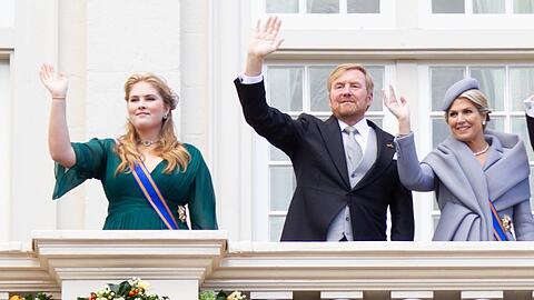 Kronprinzessin Amalia (li.) begibt sich gemeinsam mit ihren Eltern , König Willem-Alexander und Königin Máxima, in die Karibik.