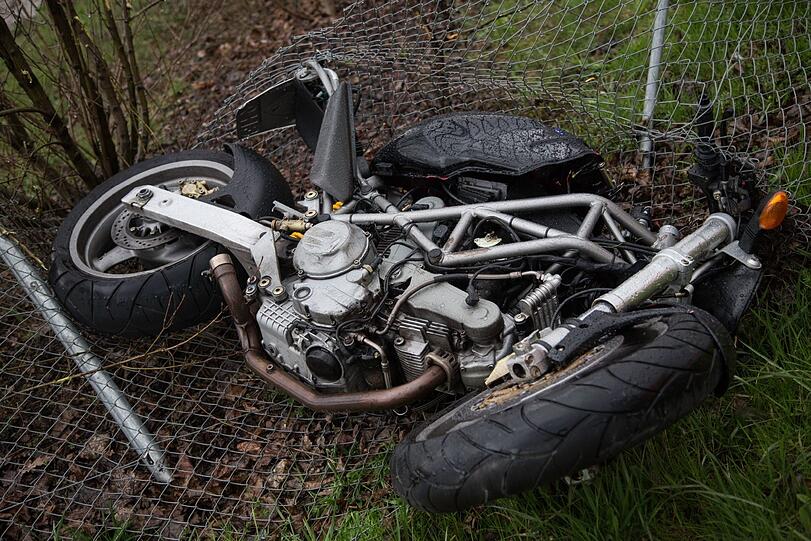 Weil ein Autofahrer (84) ein Motorrad übersehen hat, kommt es bei Ainring zu einem schweren Verkehrsunfall. Der Motorradfahrer wird schwer verletzt, seine Sozia, eine 20-jährige Schülerin, stirbt.