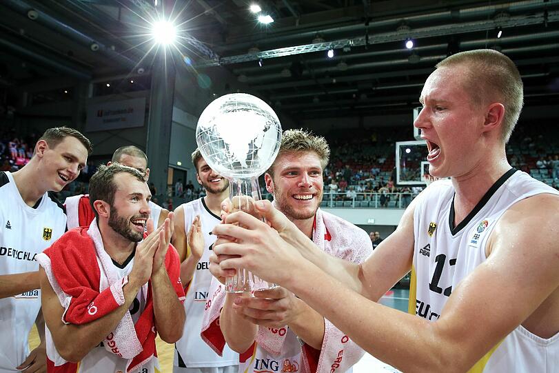 Die deutschen Nationalspieler Bastian Doreth (2.v.l-r), Maik Zirbes (verdeckt), Maximiliian Kleber, Lucca Staiger und deutsche Nationalspieler Robin Benzing jubeln nach dem Erfolg beim Supercup mit dem Pokal.