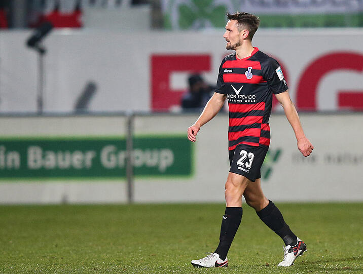 Der Duisburger James Holland verlässt nach einer roten Karte den Platz.