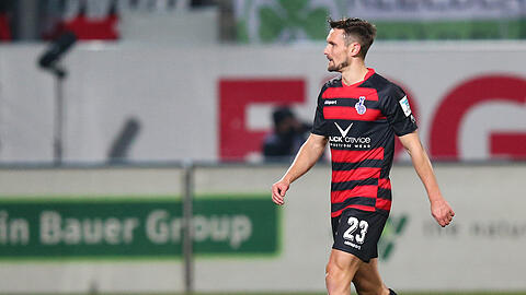 Der Duisburger James Holland verlässt nach einer roten Karte den Platz.