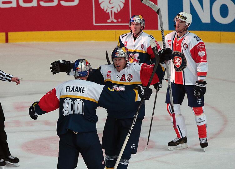 Jerome Flaake und Jason Jaffray feiern das 1:1 des EHC gegen Växjö.