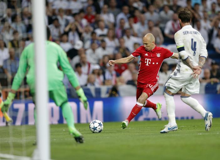 Arjen Robben: Er sollte der Unterschiedmacher sein. Vergab aber mehrere dicke Chancen. Voll auf Temperatur, doch über die rechte Seite ging zunächst wenig. Rochierte daher viel. Holte den (zweifelhaften) Elfer zum 1:0 heraus. Note 2