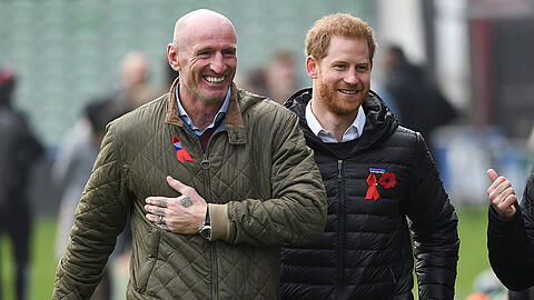 Gut gelauntes Duo: Rugby-Fan Prinz Harry und Rugby-Star Gareth Thomas beim Besuch im Londoner Stadion "The Stoop"