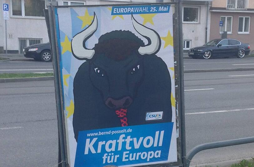 Wütender Stier mit Krawatte statt Politikergesicht: So hat CSU-Politiker Bernd Posselt für die Europawahl plakatiert.
