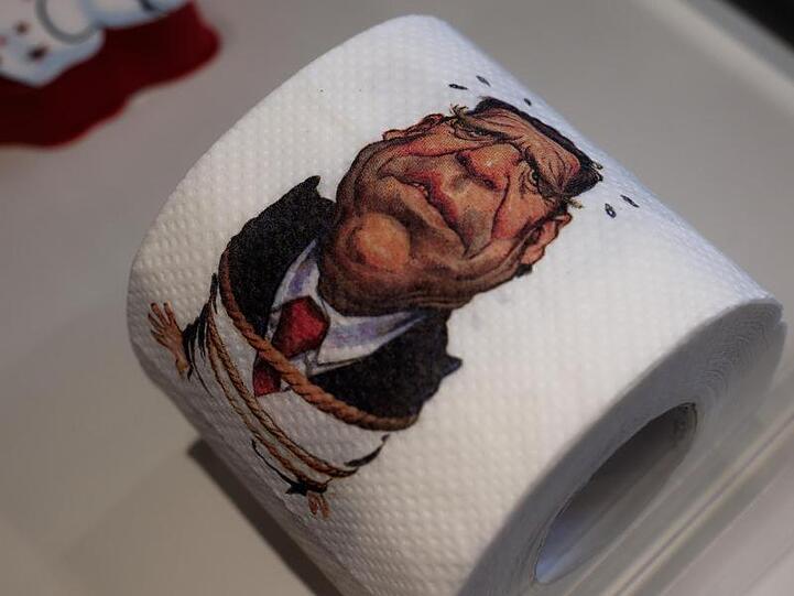 Toilettenpapier mit einer Karikatur von Gerhard Schröder im Bonner Haus der Geschichte.