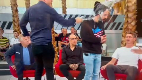 Der Störenfried wurde von einem Mann mit Wasser überschüttet.