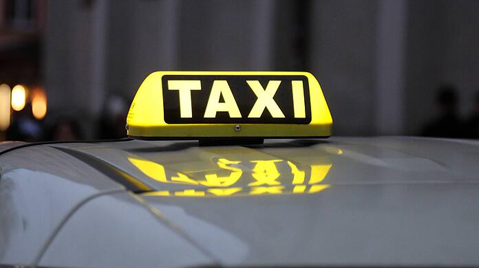 Der Taxifahrer verständigte sofort die Polizei. Eine Sofortfahndung mit mehreren Streifen wurde ausgelöst, doch die beiden Räuber waren bereits verschwunden. (Symbolbild)