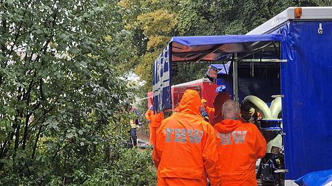 Für Einsatzkräfte bringen die starken Unwetter viel Arbeit mit sich.