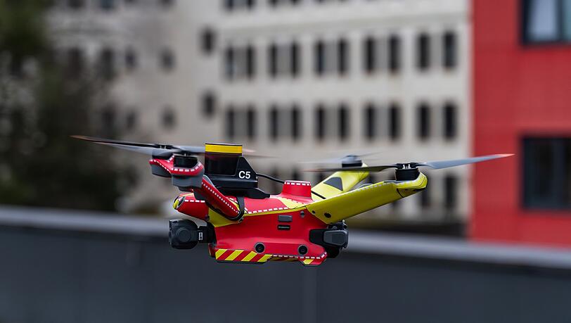 Automatisierte Drohnen sollen künftig Livebilder von Einsatzorten liefern - noch vor Eintreffen der Feuerwehr. (Handout)