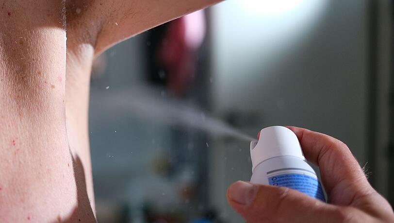 Die Achsel muss safe sein: Ein Mann sprüht Deodorant auf seine Achselhöhle. (Symbolbild) Die Achsel muss safe sein: Ein Mann sprüht Deodorant auf seine Achselhöhle. (Symbolbild)