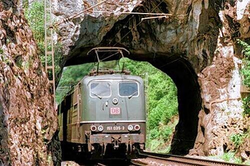 Das Felsentor bei Etterzhausen: Auf der Bahnstrecke von Nürnberg nach Regensburg passierten die Züge 140 Jahre lang Deutschlands kürzesten Eisenbahntunnel.