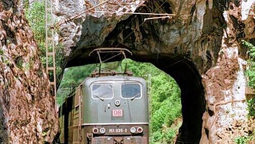 Das Felsentor bei Etterzhausen: Auf der Bahnstrecke von Nürnberg nach Regensburg passierten die Züge 140 Jahre lang Deutschlands kürzesten Eisenbahntunnel. Das Felsentor bei Etterzhausen: Auf der Bahnstrecke von Nürnberg nach Regensburg passierten die Züge 140 Jahre lang Deutschlands kürzesten Eisenbahntunnel.