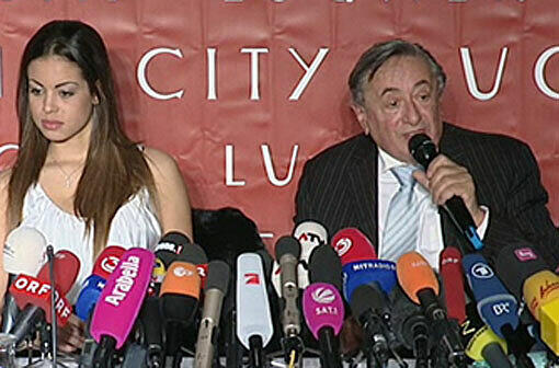 Ruby erschien im weißen Top zur traditionellen Pressekonferenz des Baumeisters am Tag vor dem Ball.