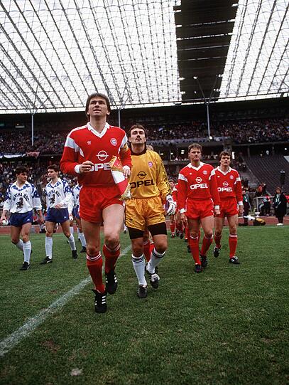 Der FC Bayern läuft 1989 ins Stadion ein.