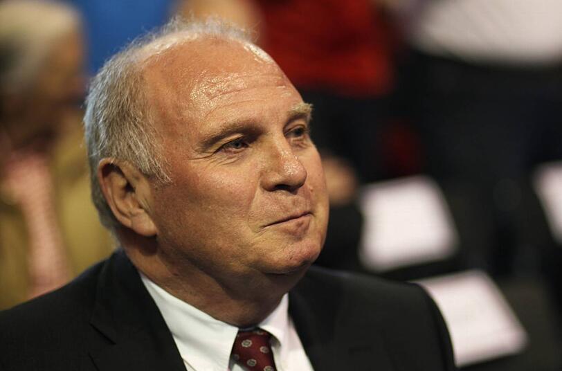 Attacke statt Demut: Ex-Präsident Uli Hoeneß bei der außerordentlichen Mitgliederversammlung des FC Bayern München.