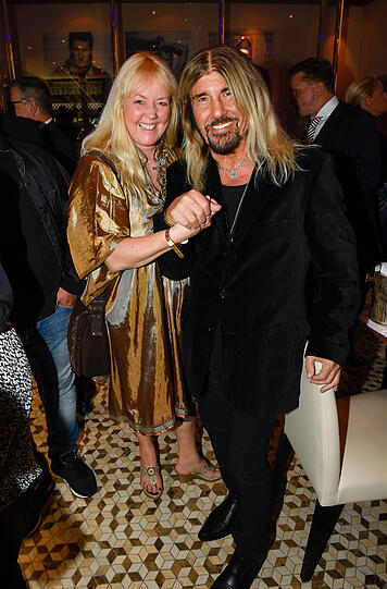 Abi Ofarim und Kirsten Schmidt bei der Party zum "Tag und Nacht der 1000PS"-Event im Hotel Vier Jahreszeiten Kempinski.